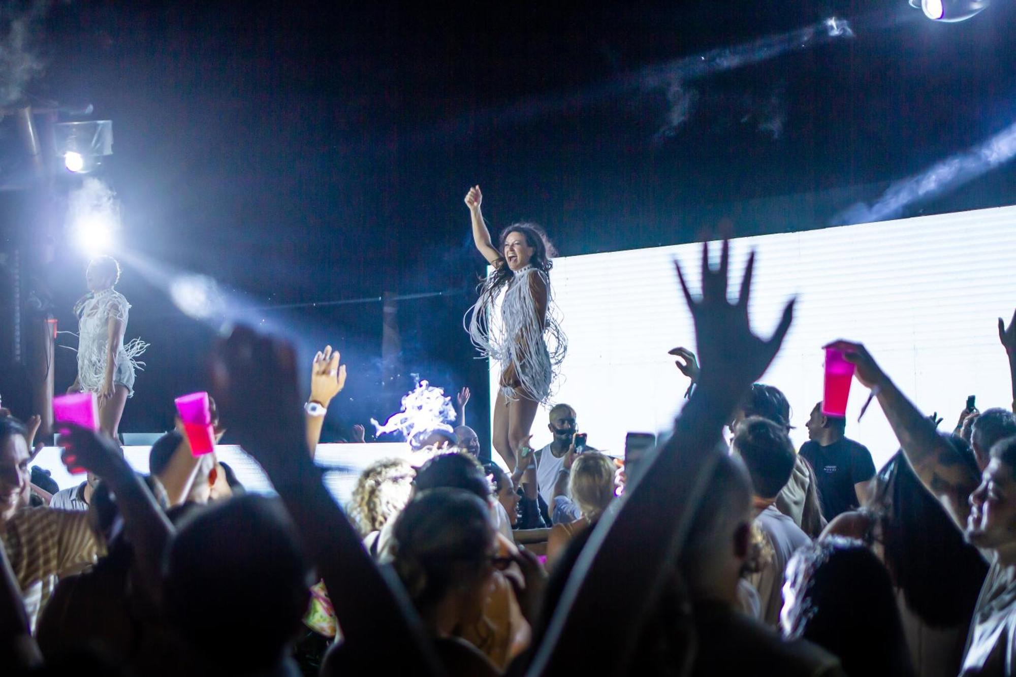Cafe Jeri Hotel Жижока ди Жерикоакоара Екстериор снимка Rihanna performing "Work" at the 2016 Coachella Valley Music and Arts Festival