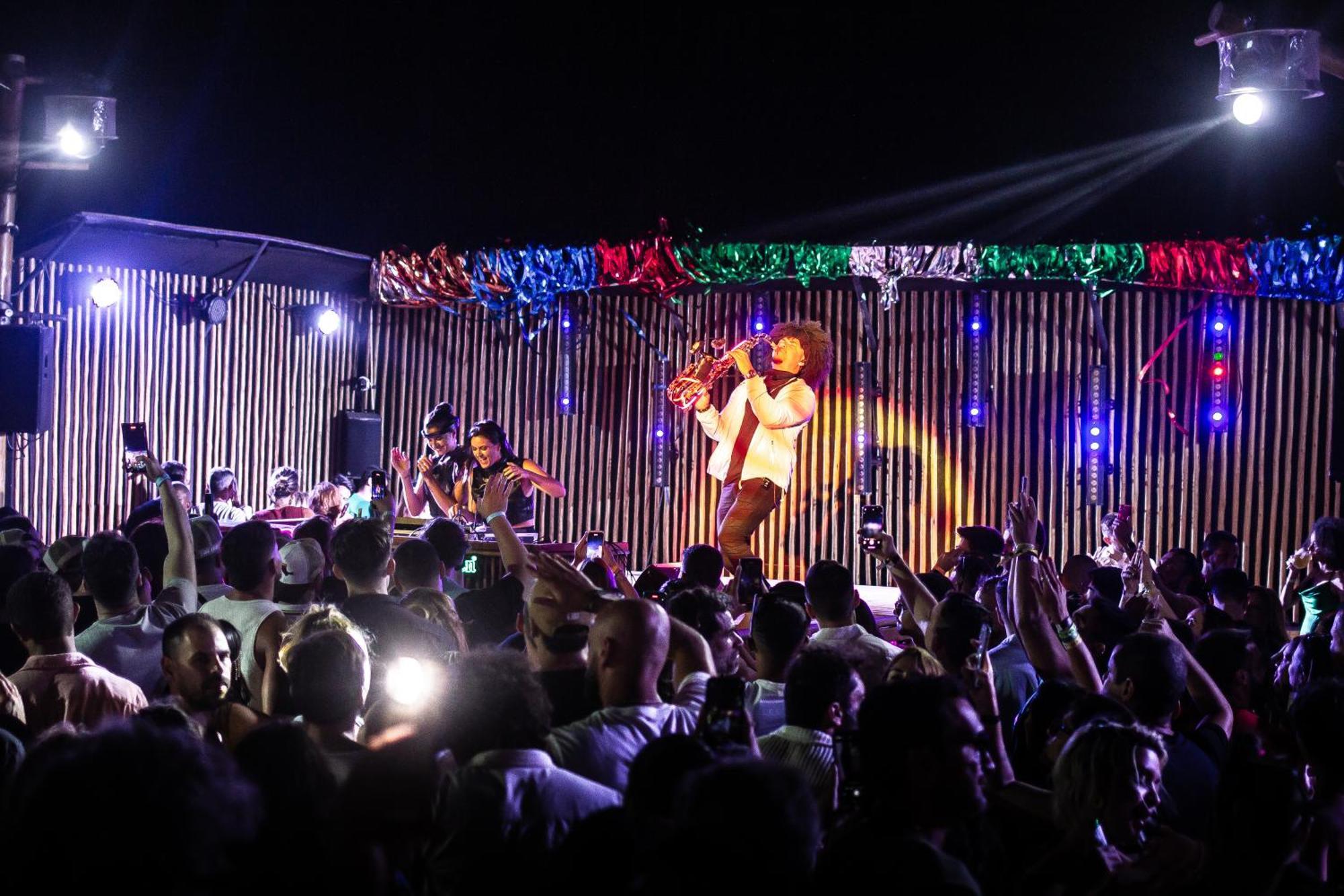 Cafe Jeri Hotel Жижока ди Жерикоакоара Екстериор снимка The band performing in 2019