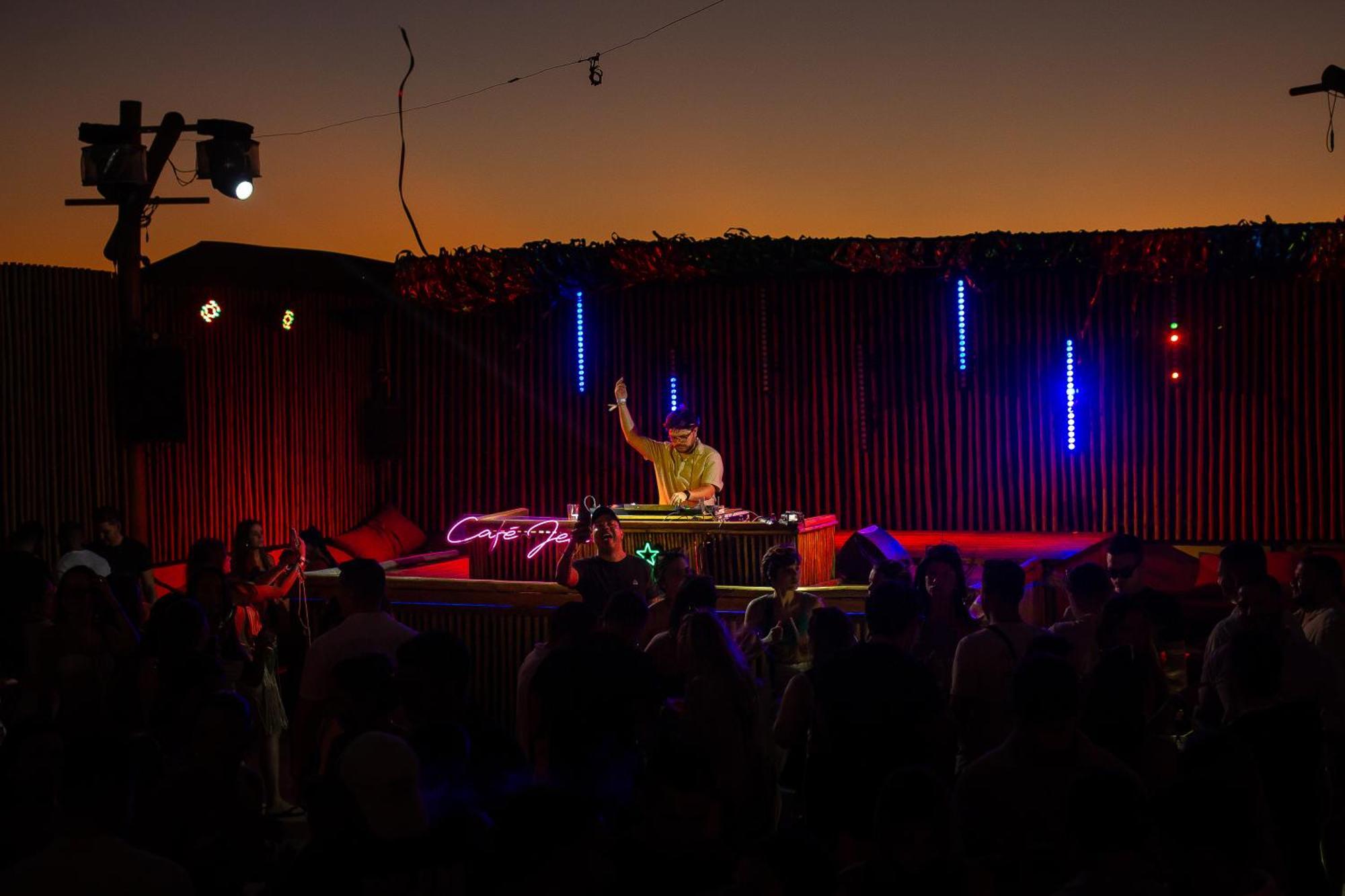 Cafe Jeri Hotel Жижока ди Жерикоакоара Екстериор снимка DJ performing at the 2011 festival